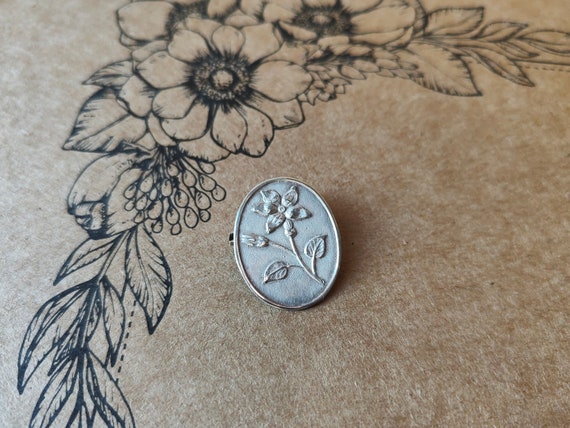 Vintage 925 Sterling Silver Floral Brooch: Oval Flower Motif  display picture 1