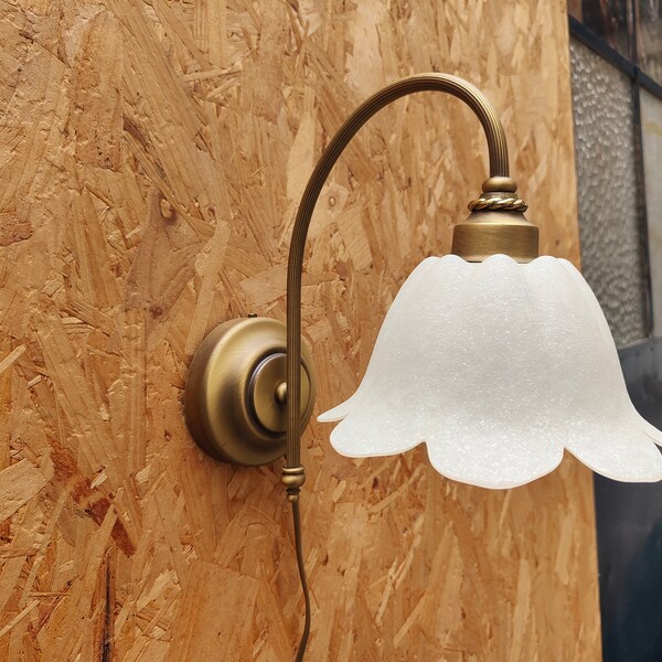 Wandkandelaar in goud- en wittinten - Glazen kap met matte en suikercoating, decoratieve gouden hals en geborstelde metalen voet van Massive, e27