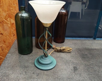 Lampe de table rétro avec abat-jour en verre brillant épais, « Bronze antique » avec or, métal torsadé, verre peint, culot e27, vintage