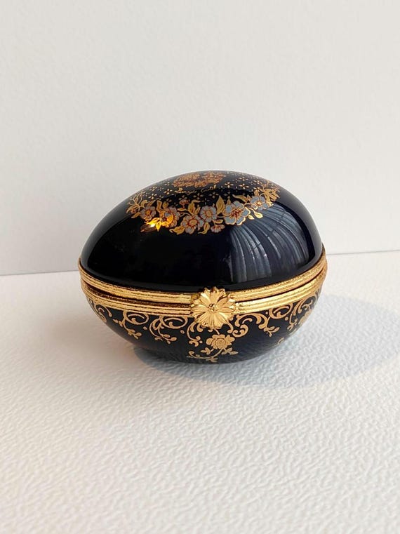 Limoges castel porcelaine egg - Gem