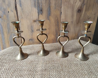 Prachtige set vintage messing Hartenkandelaars, massief messing 12 cm hoog, vier Hart gedecoreerde kandelaars