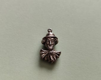 ヴィンテージ835シルバーのピエロチャーム：精巧な両面ジュエリー