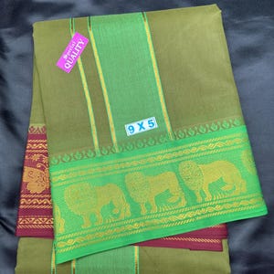 Op de afbeelding: Een groene en bruine katoenen sari met een groene rand met daarop gouden geborduurde olifanten. De sari heeft een label met de tekst "Special Quality" en "9x5".
