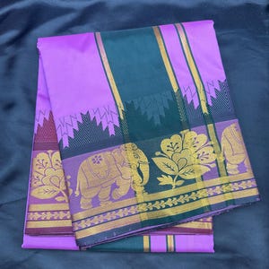 Op de afbeelding: Een paarse en groene zijden sari met een gouden rand en een olifantendesign. De sari is dubbelgevouwen en heeft een donkerrode rand.