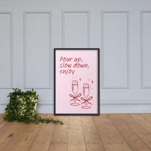 額入りPour Up Slow Down Enjoyポスター - ピンクの美しいシャンパンプリント、トレンディなセルフケアウォールアート、キッチン用ミニマリストドリンクデコレーション