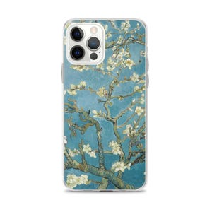 Könnte beinhalten: Transparente Handyhülle mit einem Gemälde eines blühenden Mandelbaums vor blauem Hintergrund. Das Kunstwerk zeigt weiße Blüten und Äste, mit einer transparenten Hülle.