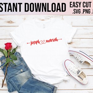 Puede incluir: Camiseta blanca con texto rojo que dice "joseph ♥ marriah" con una flecha a cada lado del texto.