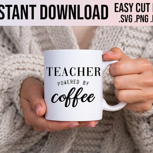 教師 Powered by Coffee SVG 教師用マグカップ 簡単カットファイル Cricut シルエット PNG 教師への感謝のマグカップ 彼女への贈り物 テキスト SVG テキストファイル