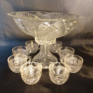 Puede incluir: Un juego de ponchera de cristal vintage con un cuenco grande y transparente con un dise&ntilde;o de cristal tallado y una base de pedestal a juego. El juego incluye ocho tazas a juego con dise&ntilde;os de cristal tallado.