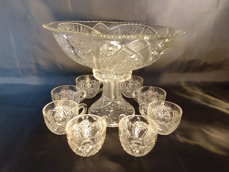 Puede incluir: Un juego de ponchera de cristal vintage con un cuenco grande y transparente con un dise&ntilde;o de cristal tallado y una base de pedestal a juego. El juego incluye ocho tazas a juego con dise&ntilde;os de cristal tallado.