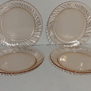 Ensemble de quatre assiettes plates en verre rose tourbillonnant Rosaline
