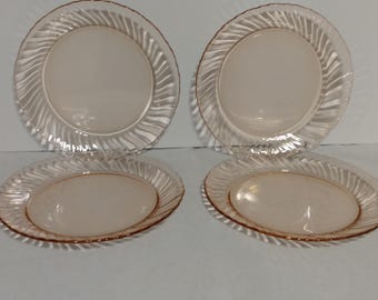 Juego de cuatro platos llanos de vidrio rosa con diseño de espirales Rosaline