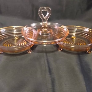 Twee Pink Manhattan Candy Dishes en een L. E. Smith Heart Handled Server