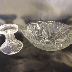 Puede incluir: Un juego de ponchera de cristal vintage con un cuenco grande y transparente con borde festoneado y un dise&ntilde;o de cristal tallado intrincado. El juego tambi&eacute;n incluye una base de pedestal y cuatro tazas, todas con patrones de cristal tallado a juego.