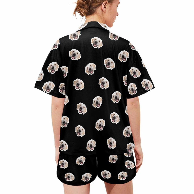 Peut inclure: Ensemble pyjama noir avec un motif r&eacute;p&eacute;t&eacute; de visage de chien.