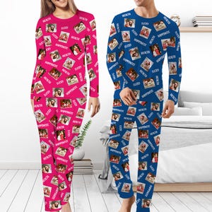 Könnte beinhalten: Zwei Pyjamas mit einem Foto-Collagen-Druck. Die Pyjamas sind langärmelig und haben einen blauen und rosa Hintergrund mit den Worten "Gesundheit", "Glücklich" und "Glück" wiederholt. Die Fotos in der Collage sind von Menschen und scheinen Familienfotos zu sein.
