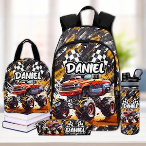 Könnte beinhalten: Ein Set passender Schulsachen mit einem Monster-Truck-Design. Enthält einen Rucksack, eine Lunchtasche, ein Federmäppchen und eine Wasserflasche. Jeder Artikel trägt den Namen "DANIEL" und ein kariertes Flaggenmotiv.