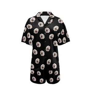 Peut inclure: Ensemble pyjama noir avec une chemise &agrave; manches courtes boutonn&eacute;e et un short assorti. La chemise et le short pr&eacute;sentent un motif r&eacute;p&eacute;t&eacute; de visage de chien.