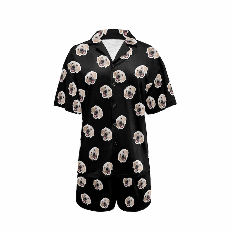 Peut inclure: Ensemble pyjama noir avec une chemise &agrave; manches courtes boutonn&eacute;e et un short assorti. La chemise et le short pr&eacute;sentent un motif r&eacute;p&eacute;t&eacute; de visage de chien.
