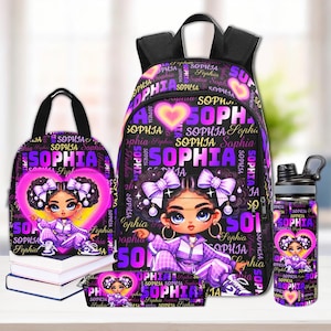 Könnte beinhalten: Ein passendes Schulset mit Rucksack, Lunchpaket, Wasserflasche und Federmäppchen. Das Set ist überwiegend lila und schwarz, mit dem Namen "Sophia" und einem Cartoon-Mädchen mit lila Schleifen. Das Set ist für die Schule konzipiert.
