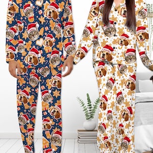 Peut inclure: Un pyjama assorti avec un thème de Noël. Le pyjama présente un fond blanc avec un motif répété d'hommes en pain d'épices, de cannes en sucre et d'un chien et d'un chat portant des chapeaux de Père Noël. Le pyjama est disponible en bleu et en blanc.