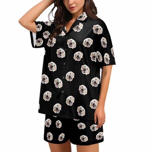 Peut inclure: Ensemble pyjama noir avec une chemise &agrave; manches courtes boutonn&eacute;e et un short assorti. La chemise et le short pr&eacute;sentent un motif r&eacute;p&eacute;t&eacute; de visage de chien.