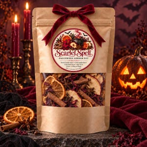 Pode incluir: Uma bolsa de papel castanho contendo fatias de laranja e maçã secas, paus de canela, anis estrelado, cravos e pétalas de hibisco. O rótulo diz Scarlet Spell Halloween Simmer Pot. Um laço de veludo vermelho escuro está atado no topo da bolsa.