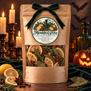 Pode incluir: Uma bolsa de papel castanho contendo uma mistura para panela de Halloween com fatias de limão secas, anis estrelado, folhas de louro e cravos. O rótulo diz Moonlit Grove Halloween Simmer Pot e lista os ingredientes.