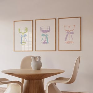3er Set Thrifted Cocktailgläser mit Schleife * it girl * Digital Art Print Pastellfarben * PRE GAME * Barwagen Niedliche trendige druckbare Wandkunst