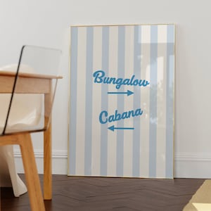 Plakat w paski Cabana*it girl* Cyfrowy wydruk artystyczny w kolorze białym i niebieskim *BUNGALOW CABANA* Łazienka Słodka, modna, drukowana sztuka ścienna