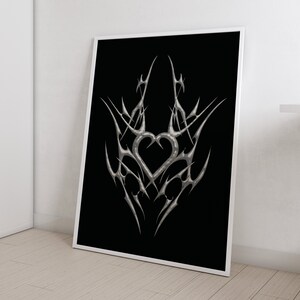 Może przedstawiać: Czarno-biały wydruk srebrnego serca otoczonego stylizowanym, skomplikowanym wzorem. Wzór przypomina tatuaż plemienny.