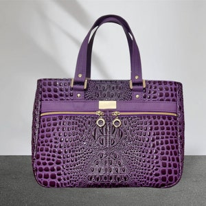 Bolso de hombro Divina hecho a medida, piel sintética de reptil color berenjena con detalles en piel sintética color lavanda