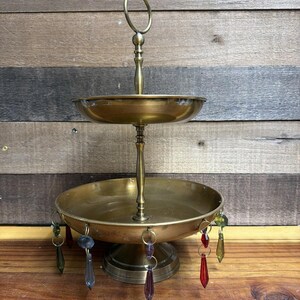 Vintage-Etagenplatte aus Messing mit bunten Prismen, 35,5 cm hoch