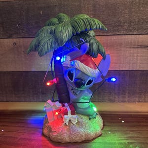 Disney Stitch Christmas Light-Up Figurine Santa Hat Palm Tree Presents New imagen 2