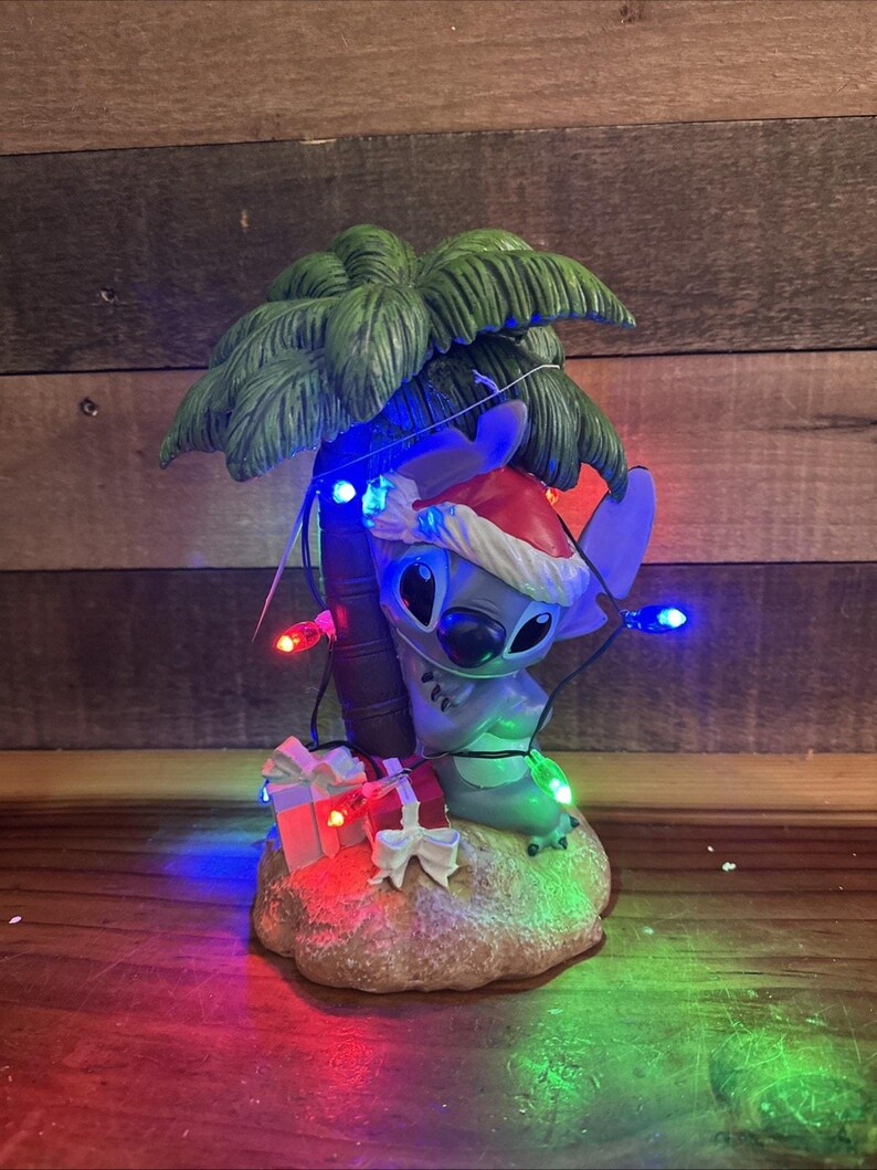 Disney Stitch Christmas Light-Up Figurine Santa Hat Palm Tree Presents New imagen 2