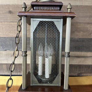 Lámpara colgante vintage MCM de 3 velas con malla de madera y latón.