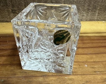 Vela navideña con forma de árbol de Navidad "Felices Fiestas" de cristal Waterford en caja.