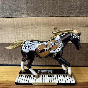 Il sentiero dei pony dipinti si esibisce al ritmo della musica dell'artista Maria Ryan in Box