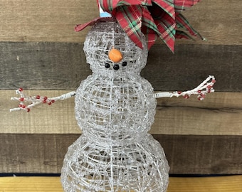 テーブルトップやツリートップに飾れる愛らしい雪だるま。高さ16インチ。