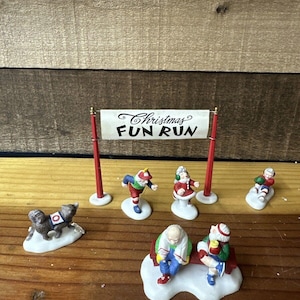 Dept 56 North Pole Village Christmas Fun Run 2274075 Set Of6 Accessory Complete