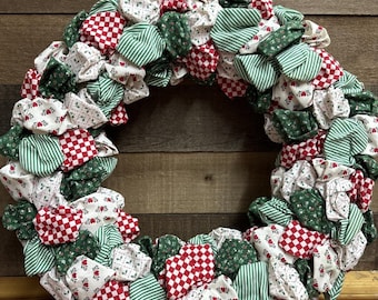 Corona navideña de trapo hecha a mano en rojo, blanco y verde, decoración festiva para las fiestas, 43 cm (17 pulgadas)