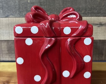 Regalo navideño de Pier 1 con lazo rojo y lunares blancos en tarro de galletas de cerámica