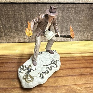 Hallmark Jägarna av den förlorade skatten Indiana Jones omgiven av ormar julgransprydnad