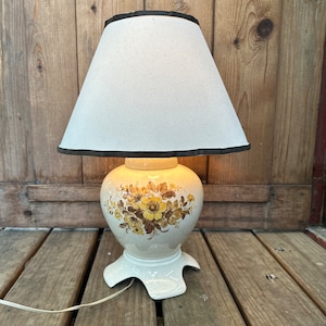 Vintage ceramic brown yellow floral table lamp 21”