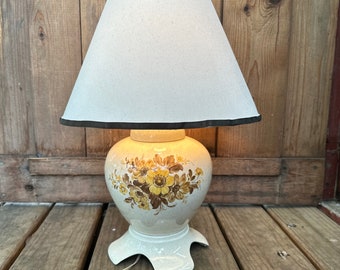 Vintage ceramic brown yellow floral table lamp 21”