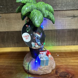 Disney Stitch Christmas Light-Up Figurine Santa Hat Palm Tree Presents New imagen 6