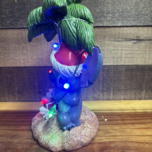 Disney Stitch Christmas Light-Up Figurine Santa Hat Palm Tree Presents New imagen 3