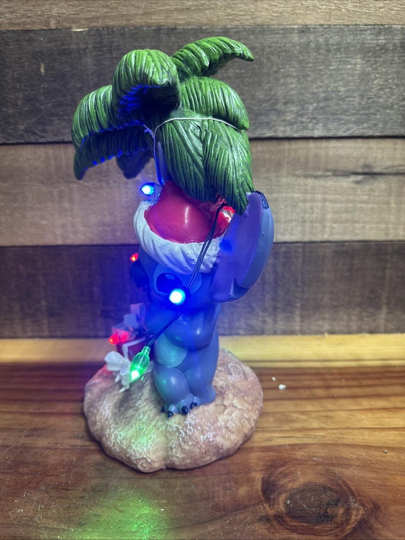 Disney Stitch Christmas Light-Up Figurine Santa Hat Palm Tree Presents New imagen 3