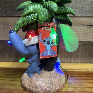 Disney Stitch Christmas Light-Up Figurine Santa Hat Palm Tree Presents New imagen 4