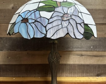 Lámpara de mesa estilo Tiffany con vidrieras florales y detalles en bronce, estilo Art Déco antiguo de 23 pulgadas.